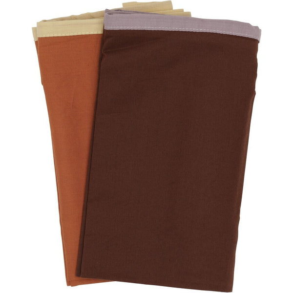To stykker gavepapir i terracotta og brun farve, foldet og lagt ved siden af hinanden.