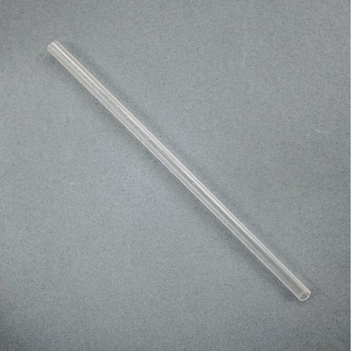 Genanvendeligt sugerør i klar plast på grå baggrund.